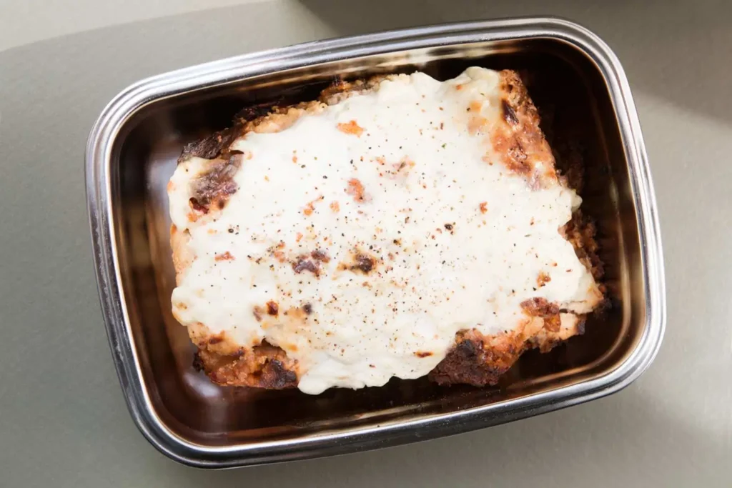 Gyuvecs a nemsüti kínálatából egy rakoon dobozba téve